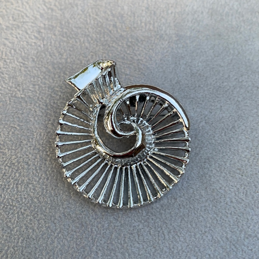 Gerry's Brooch Swirled ribbon design
